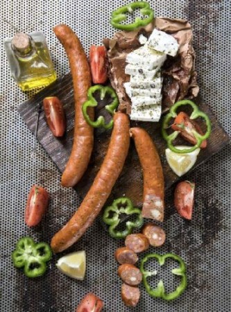 loukaniko_xoirino_gemisto_feta_tomata_prasini_piperia_0x500